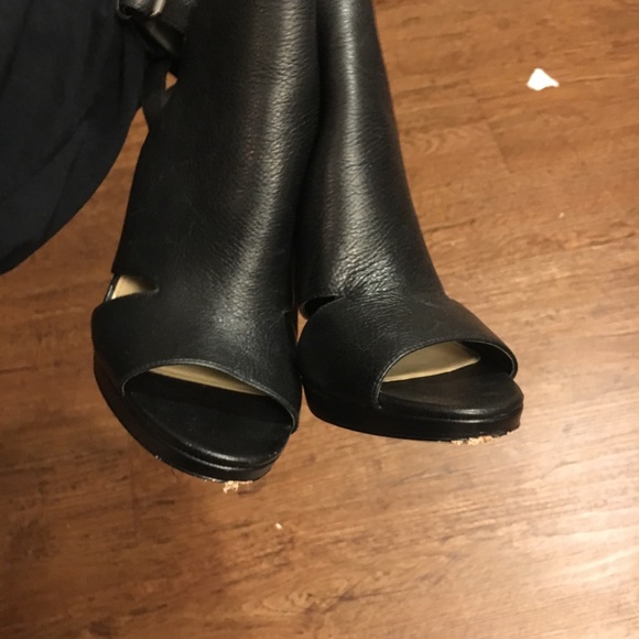 Available 12/1

$ firm Via Spiga Black Leather Heels - Picture 4 of 4